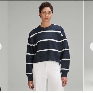 LULULEMON- Perfectly Oversized Cropped Crew *Stripe